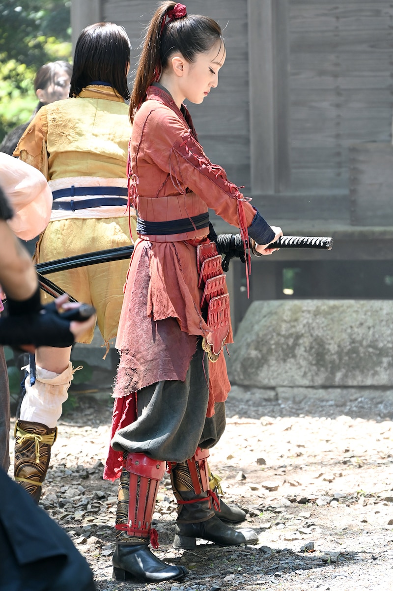 抜刀の構えを取る百田夏菜子。