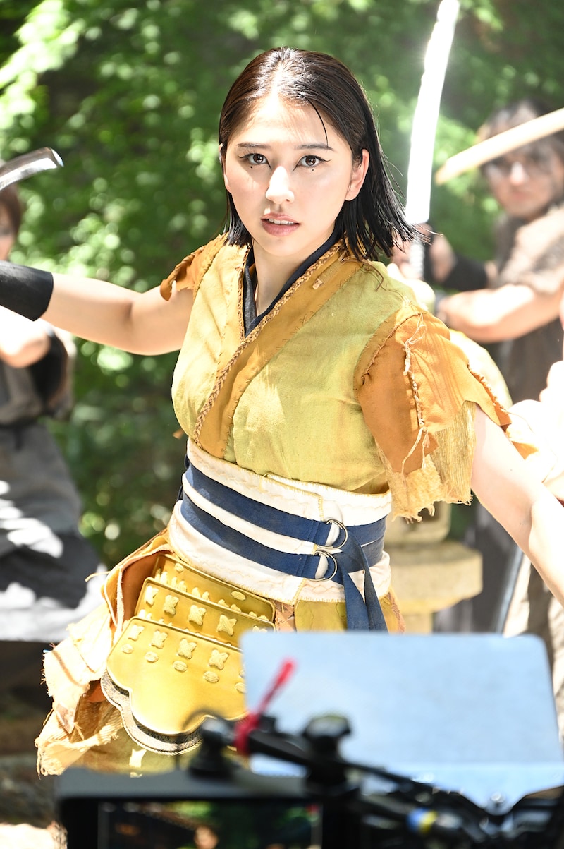 勢いよく刀を抜く玉井詩織。