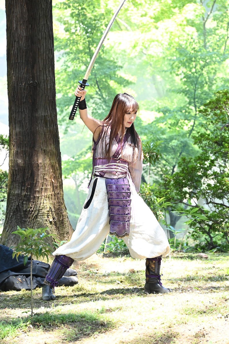 凛とした表情で刀を構える高城れに。