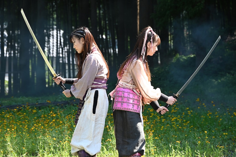 背中合わせで野武士と対峙する高城れに、佐々木彩夏。