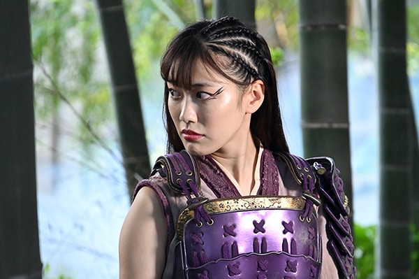 竹藪の中に佇む高城れに。