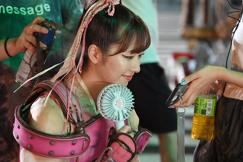 ダンスシーンの映像を確認する佐々木彩夏。