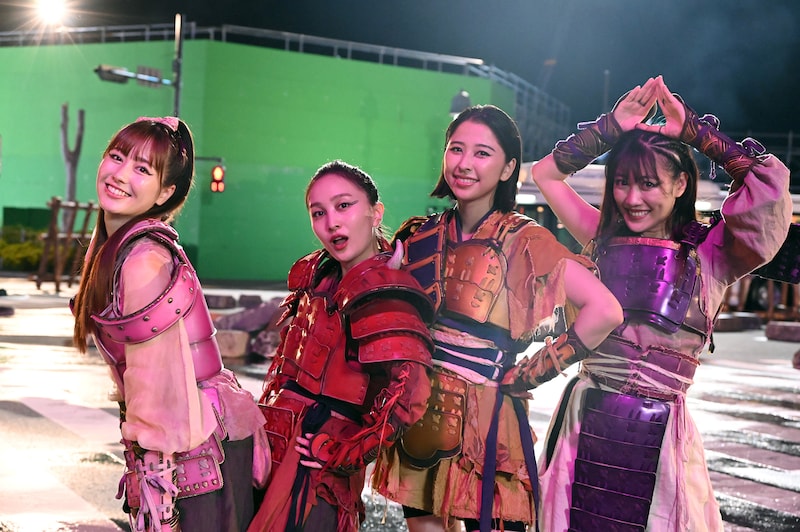 猛暑の中、長時間にわたって撮影が行われたが、カメラを向けるといつでも笑顔でポーズを決めるももいろクローバーZ。