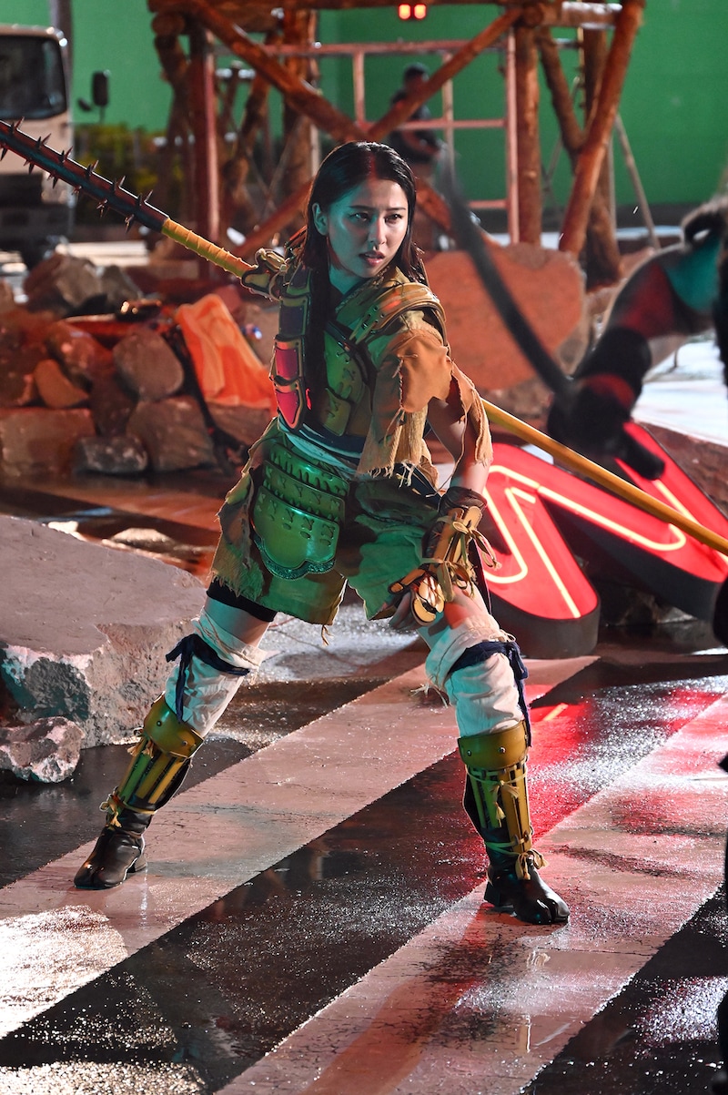 伝説の武具で野武士を退ける玉井詩織。