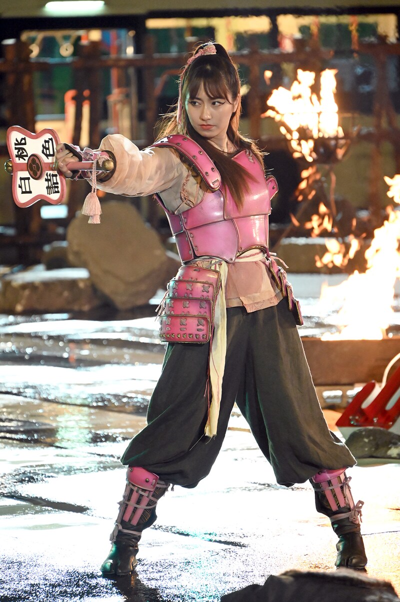 伝説の武具で野武士を退ける佐々木彩夏。