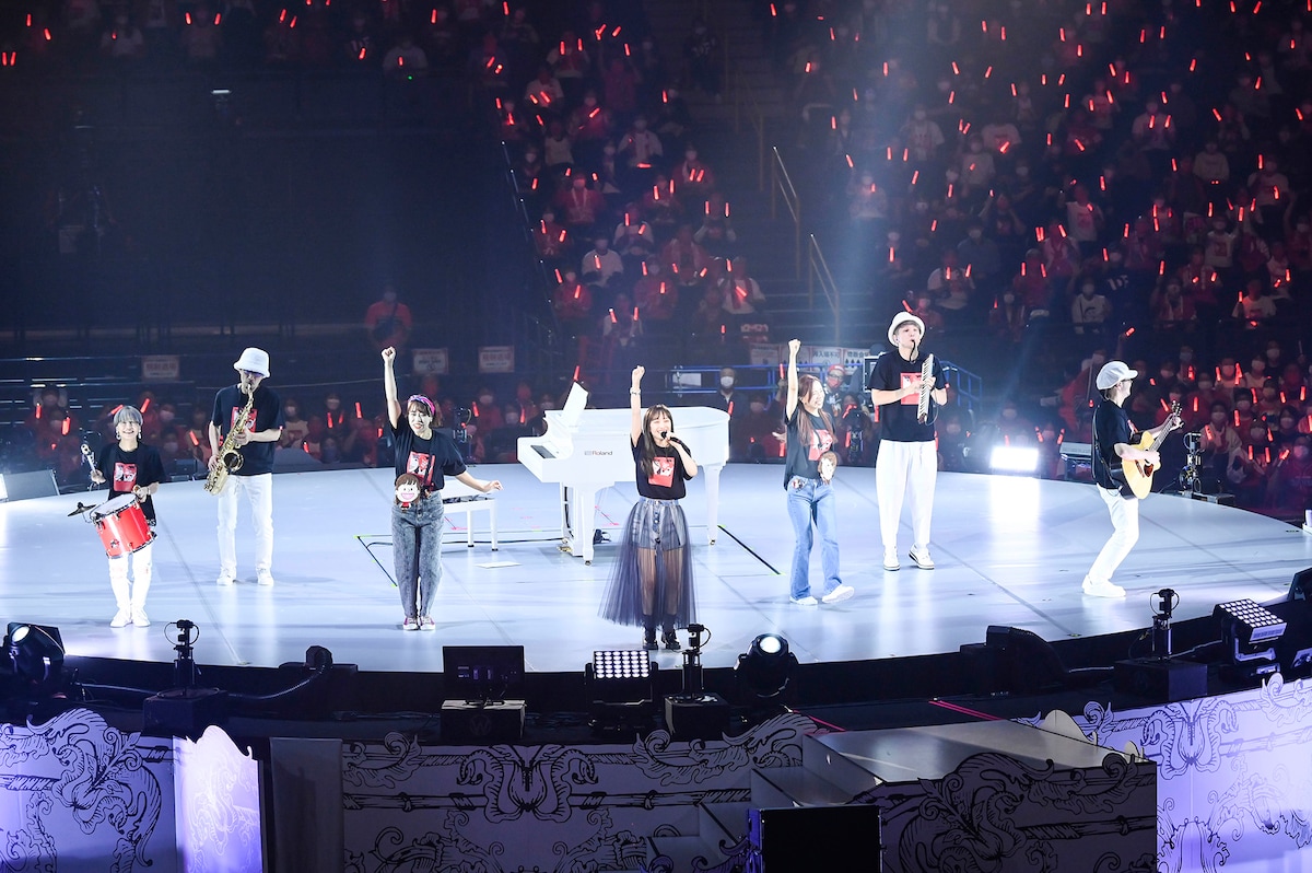 「百田夏菜子ソロコンサート Talk With Me ~シンデレラタイム~」の様子。(撮影:高田真希子)