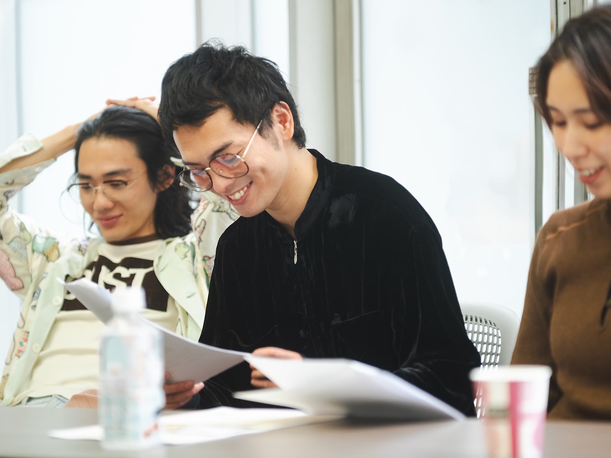 左から加藤成順（G）、玉置周啓（Vo, G）、竹田綾子（B）。