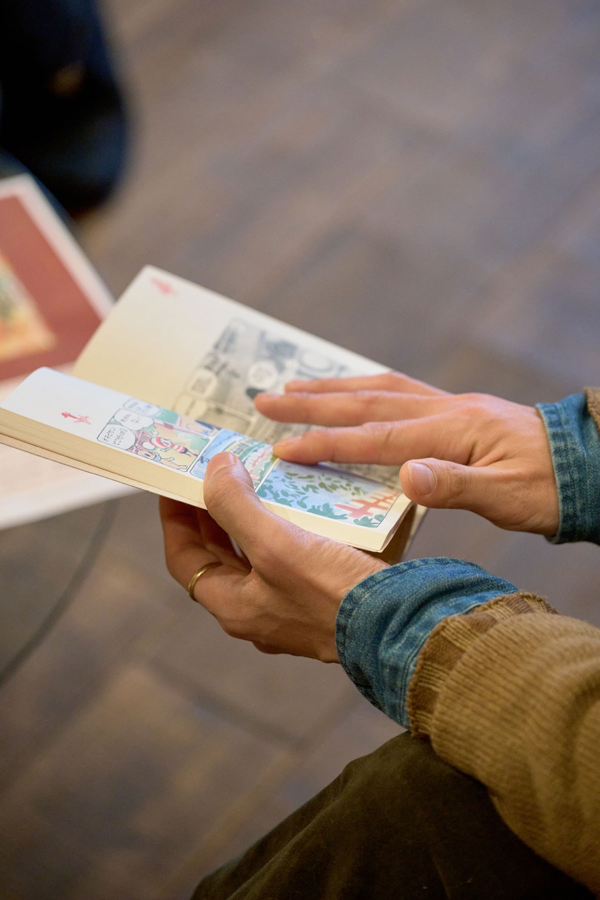 「オチビサン」のページをめくる森山直太朗。