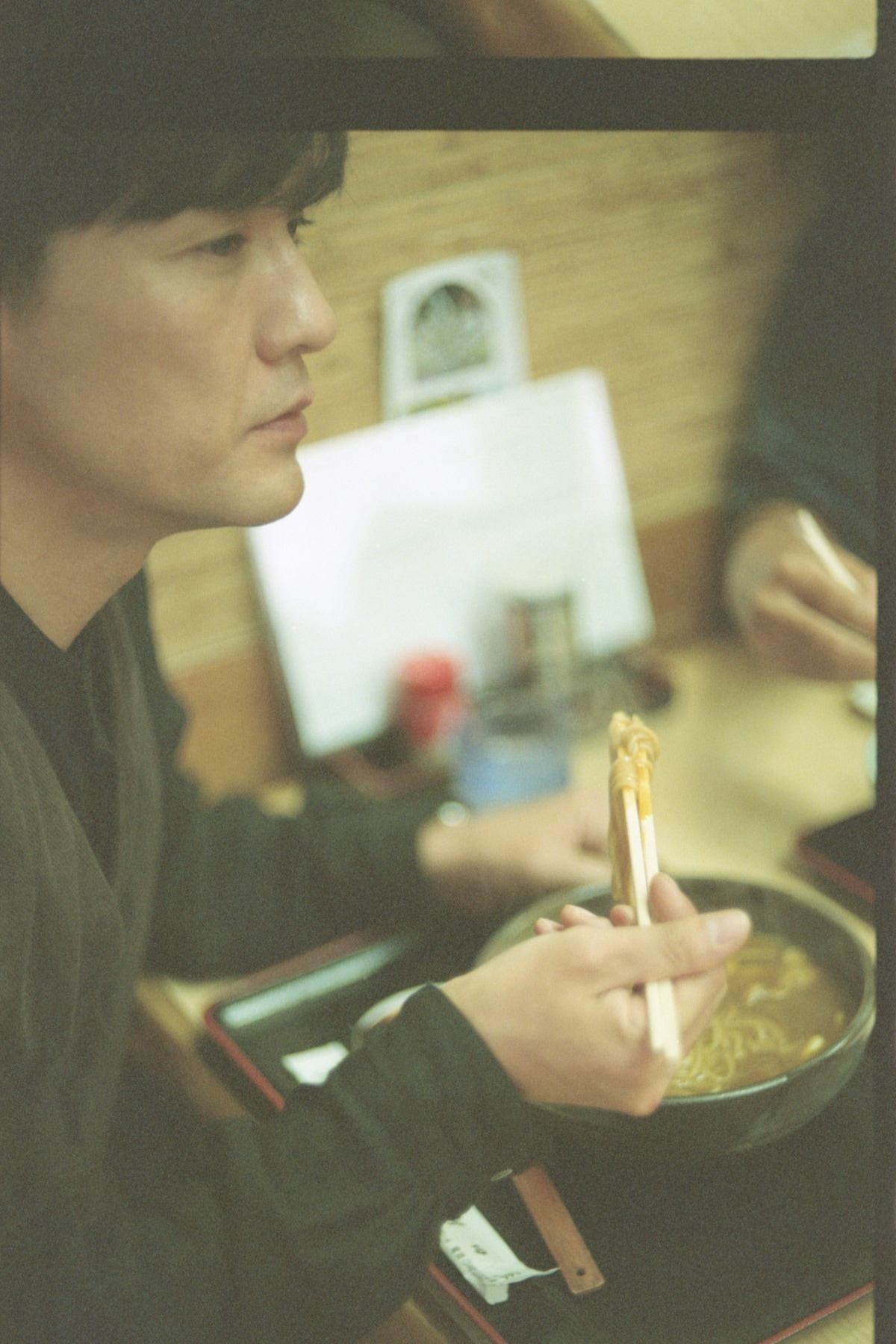 父の好物だった「カレーそば」を食べる森山直太朗。いつもは「カレー丼」を食べている。