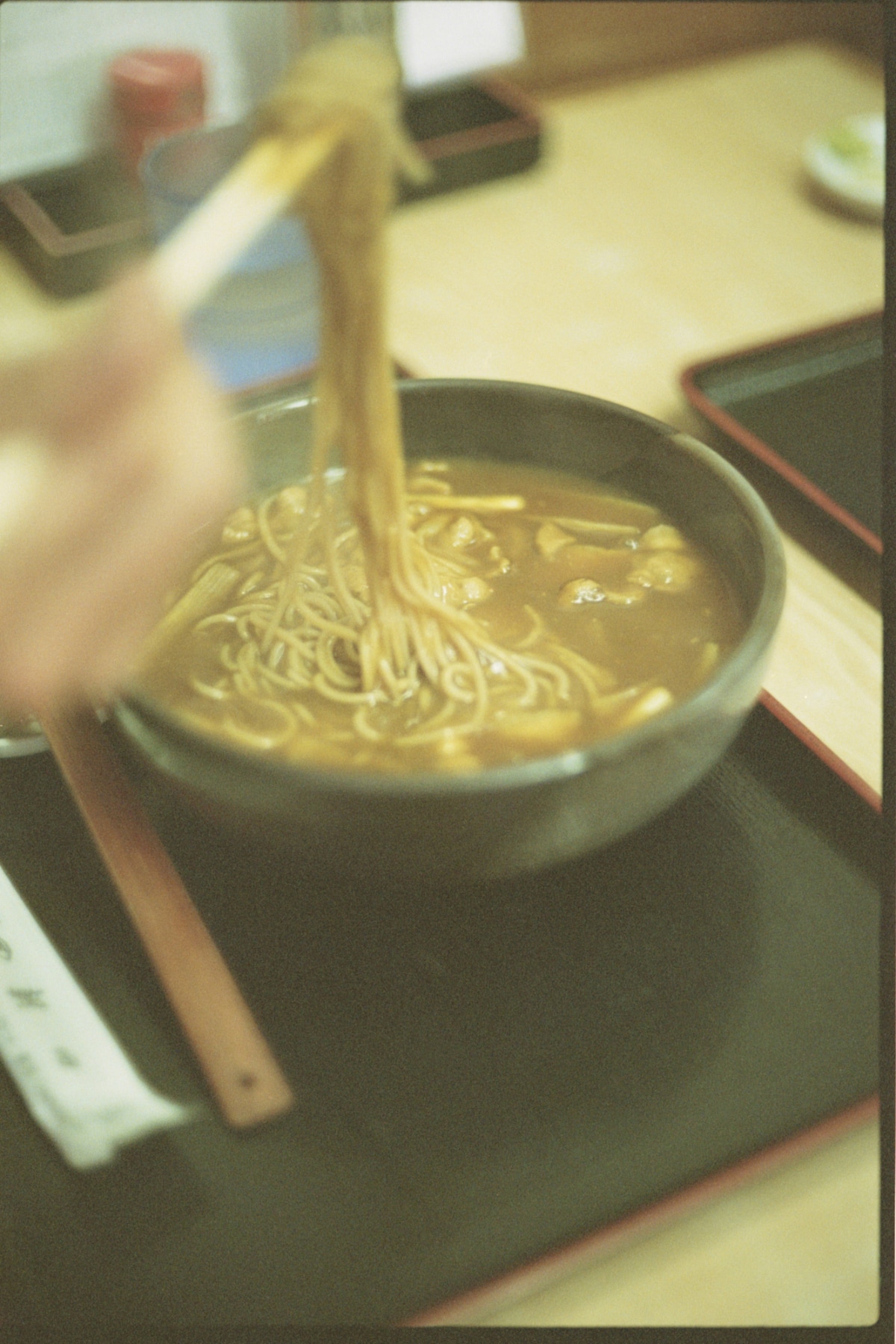 森山直太朗の父が最後に食べたいとリクエストしたのが朝日屋の「カレーそば」。この蕎麦を2口すすって満足し、昏睡状態に落ちたのだと直太朗は語る。