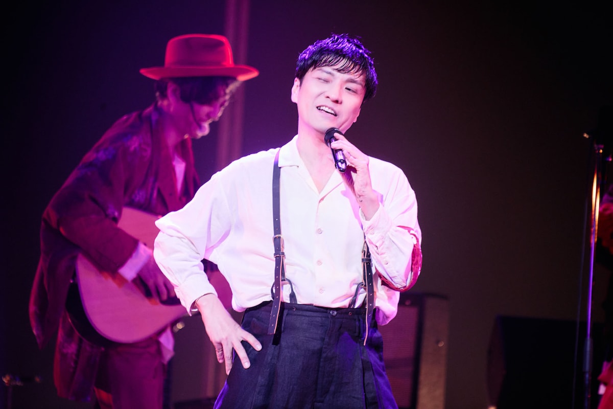 ウインクをする森山直太朗。