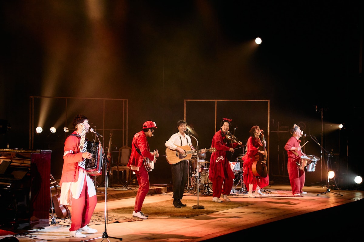 踊りながら演奏もする森山直太朗とバンドメンバー。