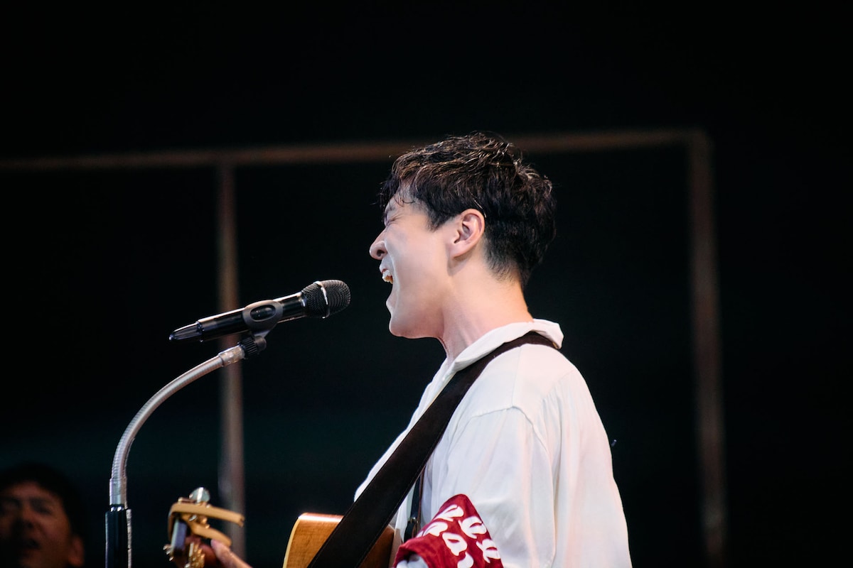 熱唱する森山直太朗。