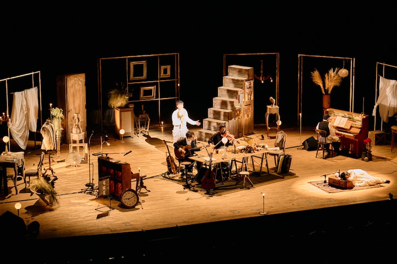 「弓弦葉」初日のワンシーン。