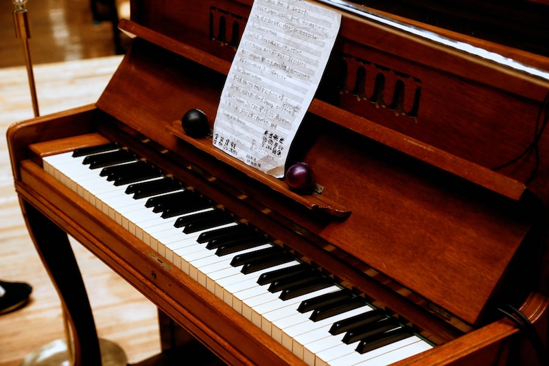 森山直太朗の私物で構成された舞台美術。