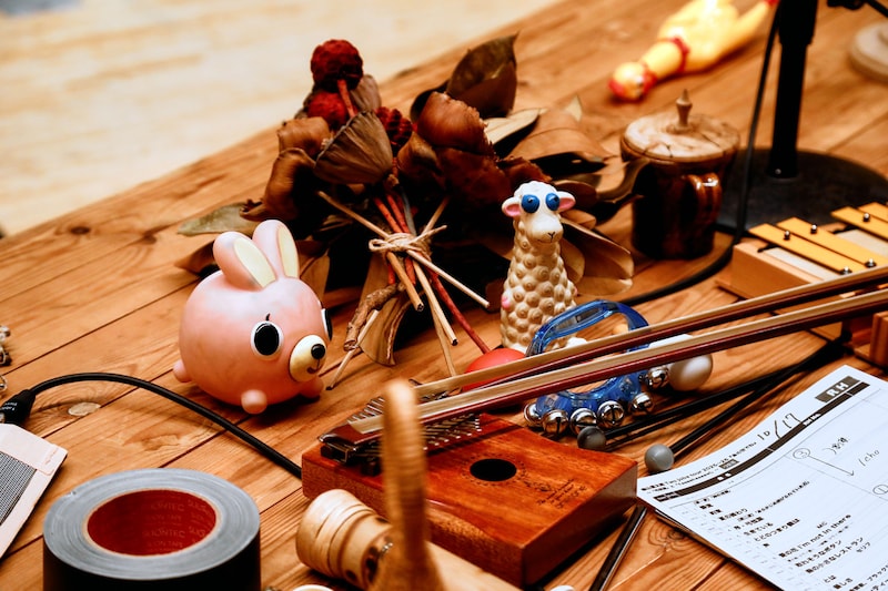 森山直太朗の私物で構成された舞台美術。