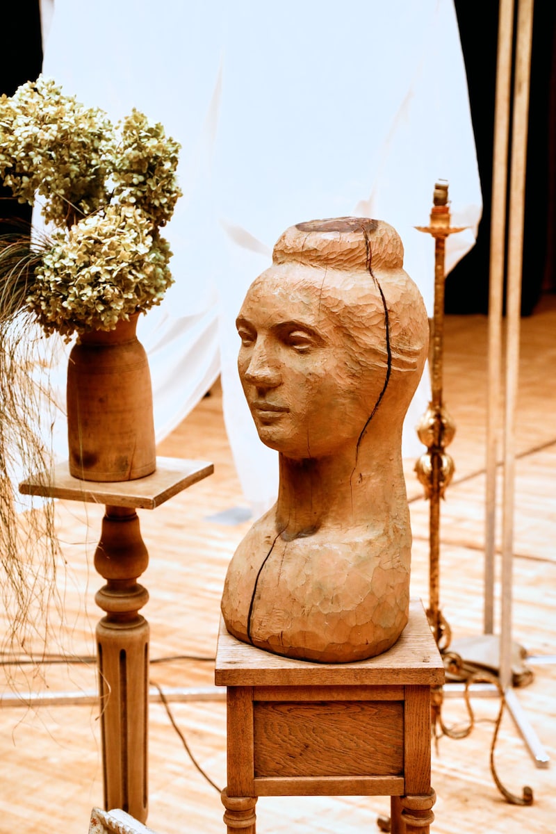 森山直太朗の私物で構成された舞台美術。