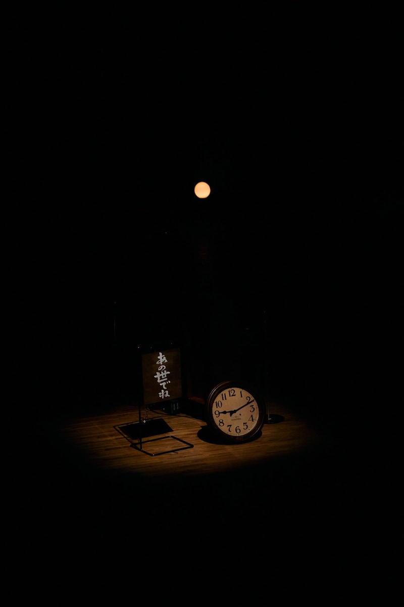 森山直太朗の私物で構成された舞台美術。