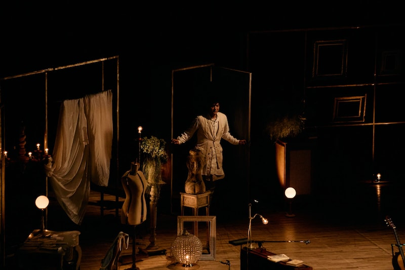 「弓弦葉」初日のワンシーン。