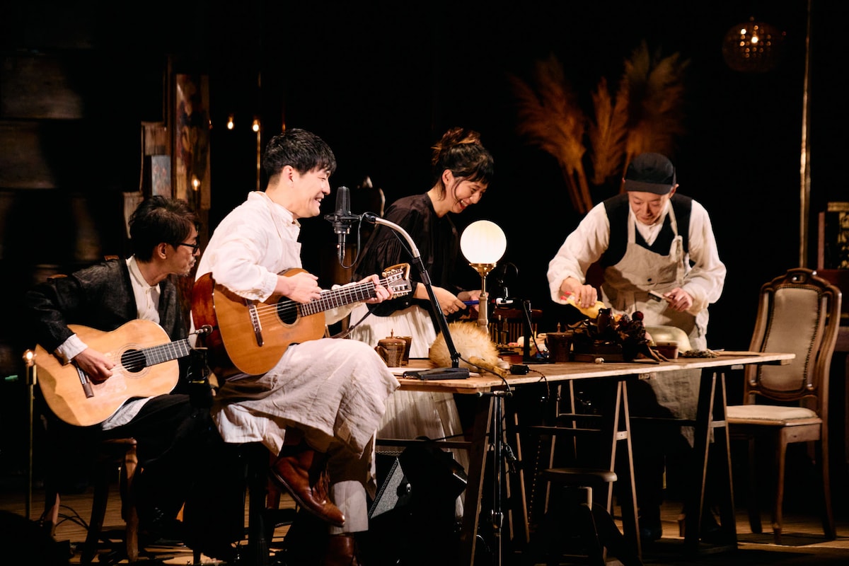 サポートメンバーと楽しげにセッションする様子。