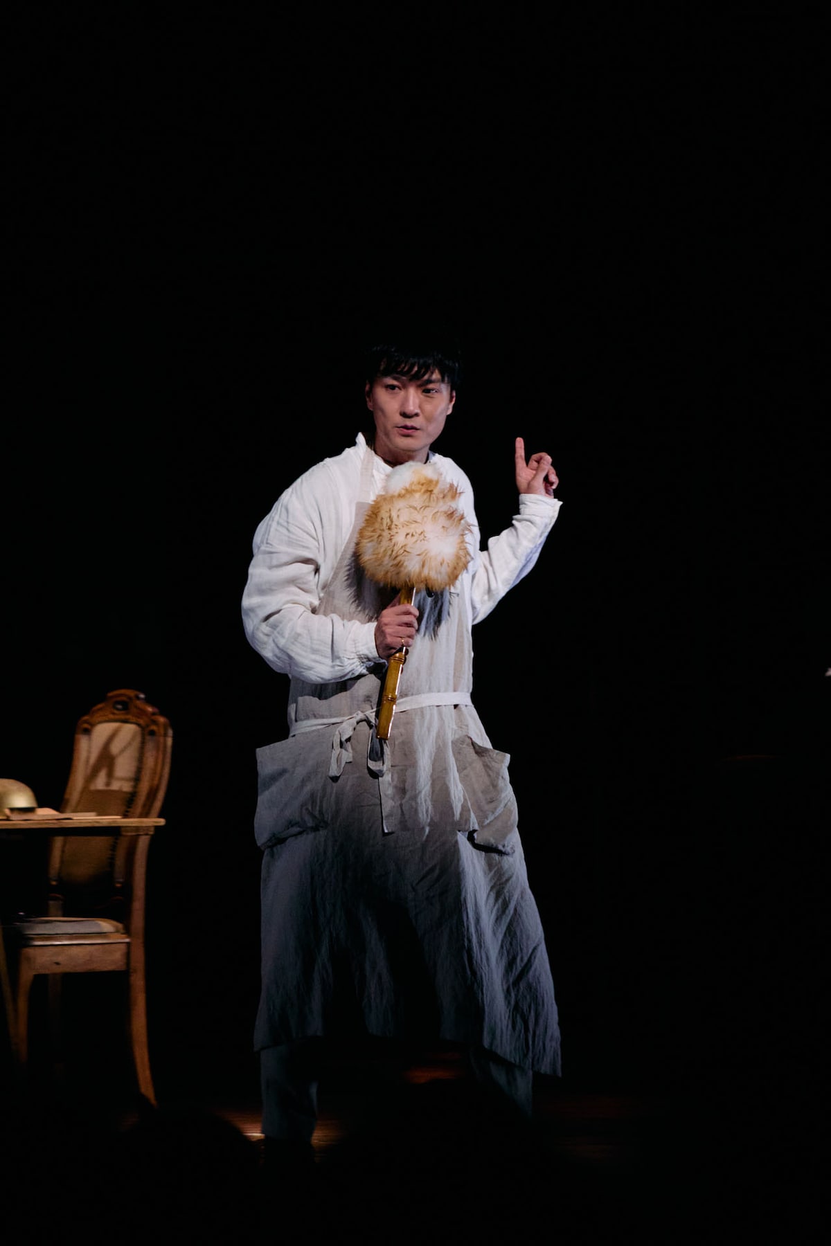 羊毛のほこりはたきを持って歌う森山直太朗。