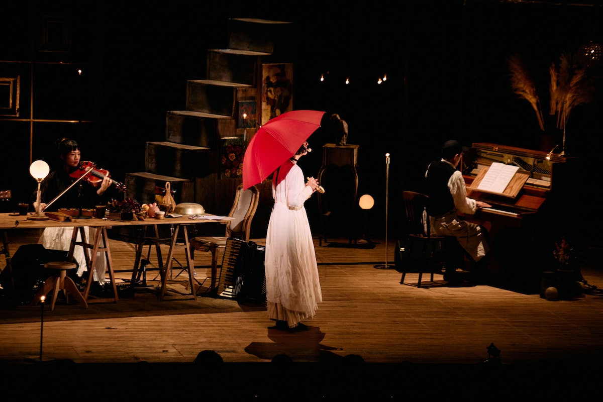 赤い傘が印象的な女性シンガーの登場シーン。