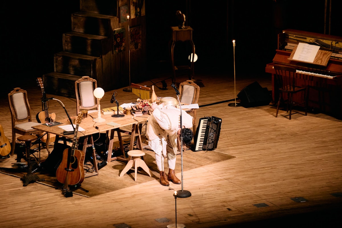 無事にツアー初日を迎え、最後に深く礼をする森山直太朗。