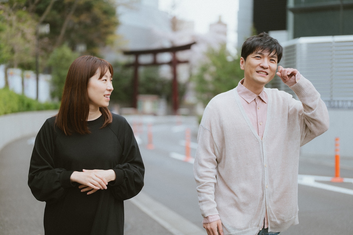 左から新井順子、森山直太朗。