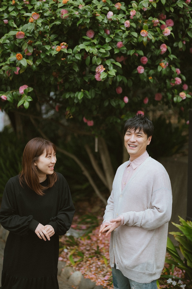 左から新井順子、森山直太朗。