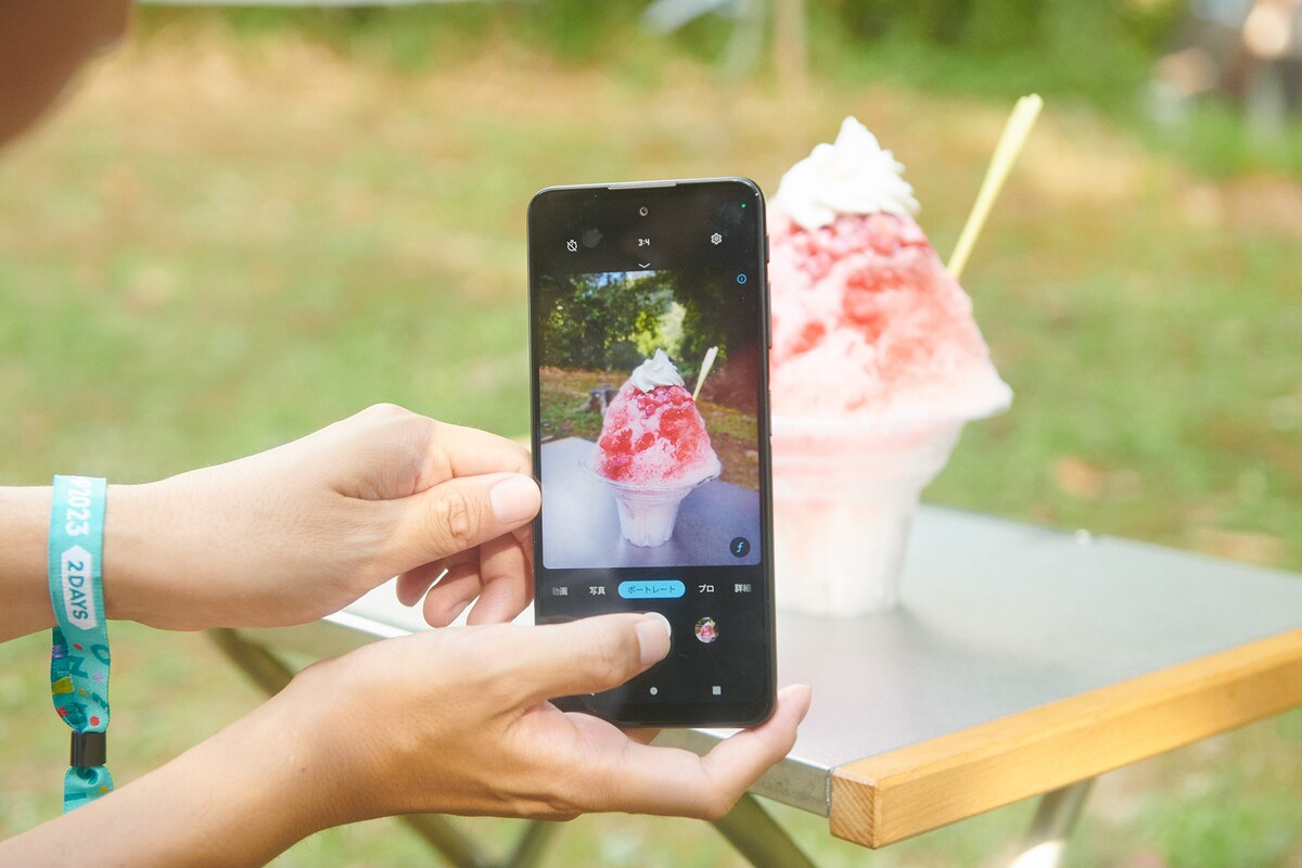 「深度センサー」で背景をぼかし、かき氷のシロップを鮮やかに撮影することも可能。