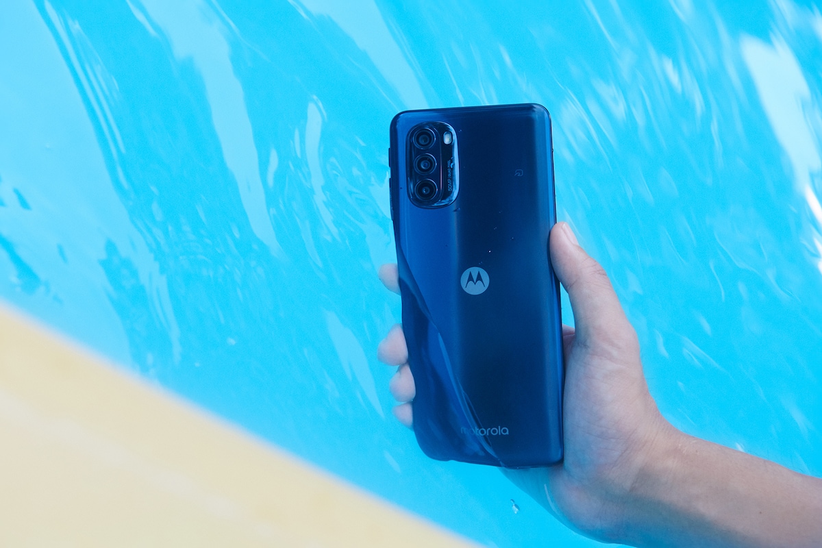 1.5mまでの深さの真水で30分間耐水できる「moto g52j 5G Ⅱ」はプール周辺でも安心して使用することができる。