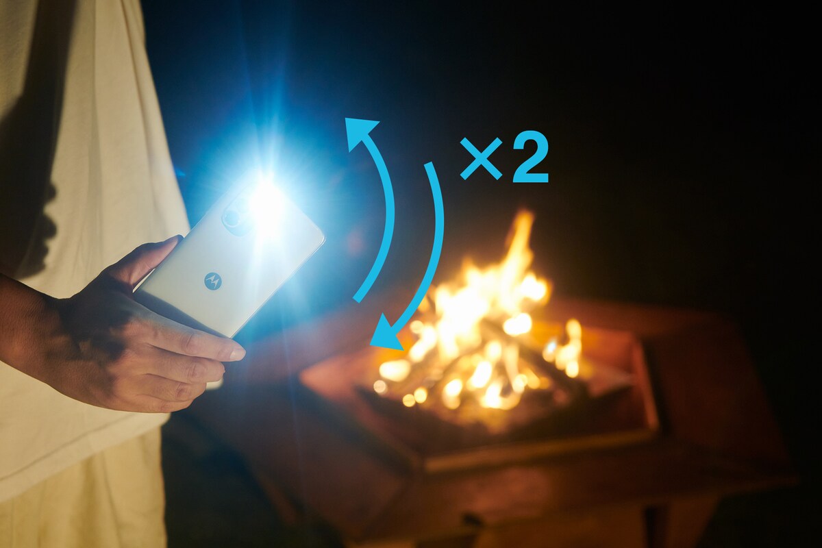 夜間のフェス会場で活躍するのが“簡易ライト”。スマホを2回振り下ろすだけでフラッシュライトが点灯する。