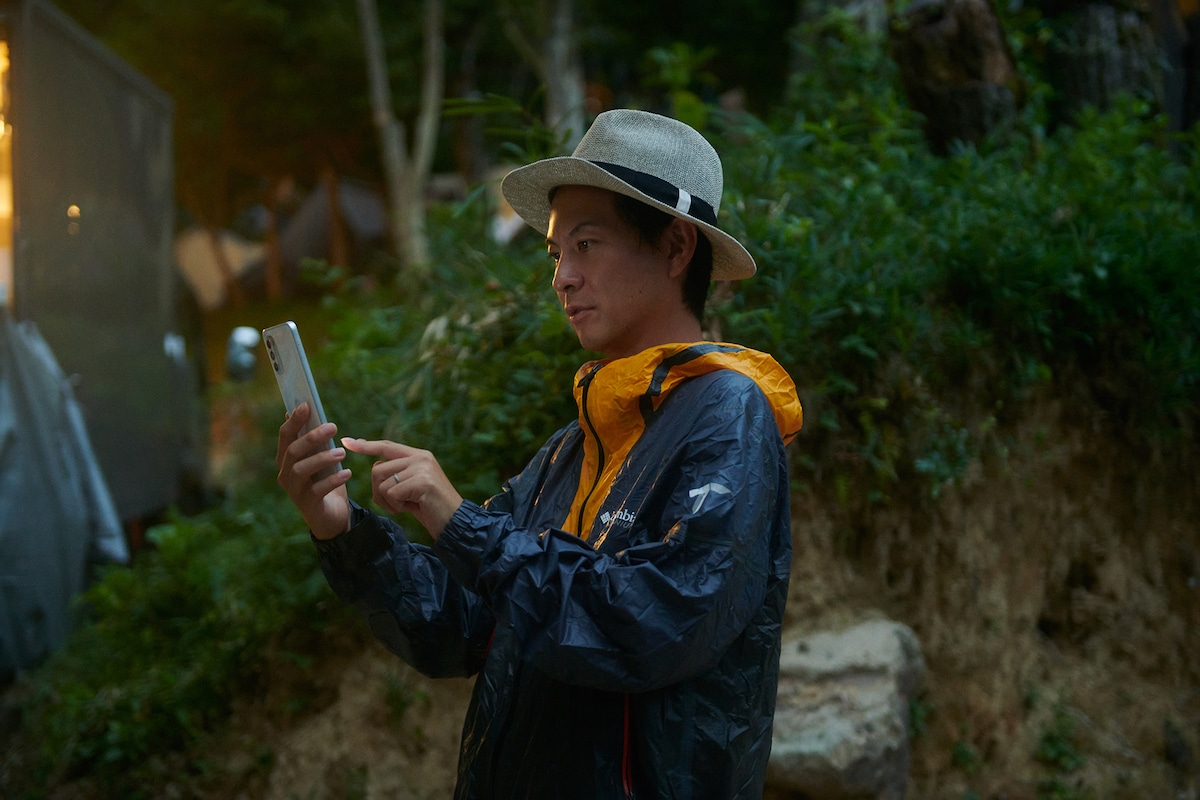 野外フェスで急な雨に見舞われたときも、「moto g52j 5G Ⅱ」なら安心して使用できる。