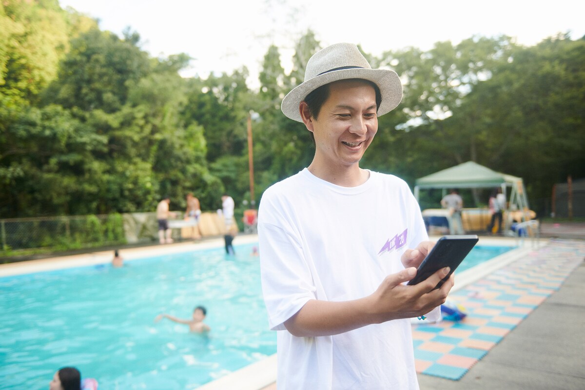 津田昌太朗氏が「moto g52j 5G Ⅱ」を使用している様子。