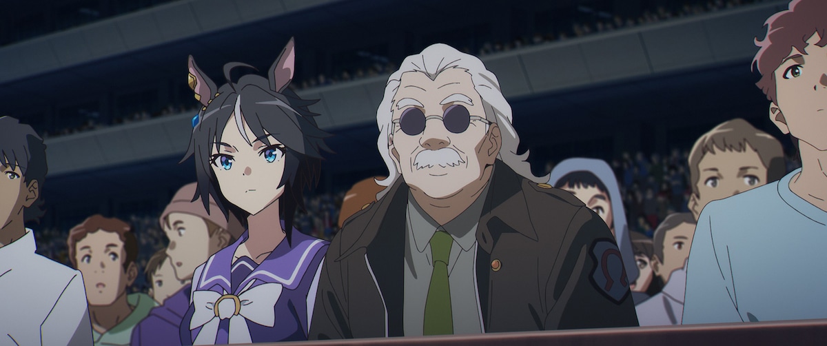 劇場版「ウマ娘 プリティーダービー 新時代の扉」より、フジキセキ（中央左）とタナベトレーナー（中央右）。