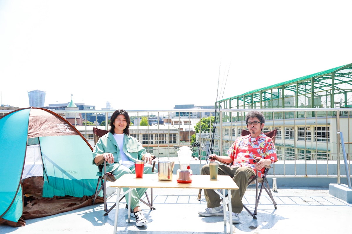 左から藤巻亮太、奥田民生。