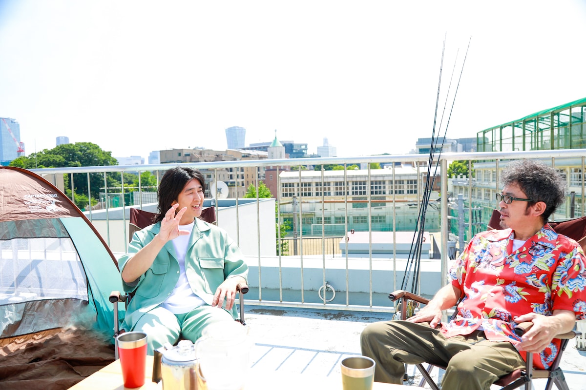 左から藤巻亮太、奥田民生。