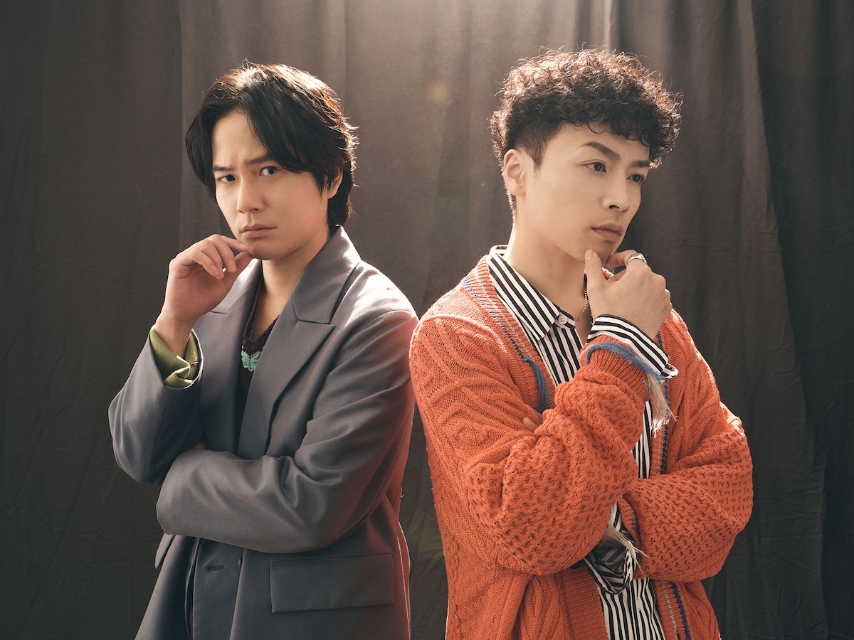 左から平野良、鈴木勝吾。