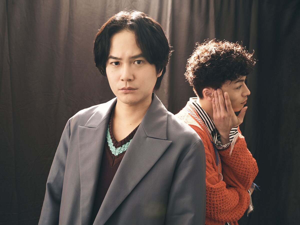 左から平野良、鈴木勝吾。