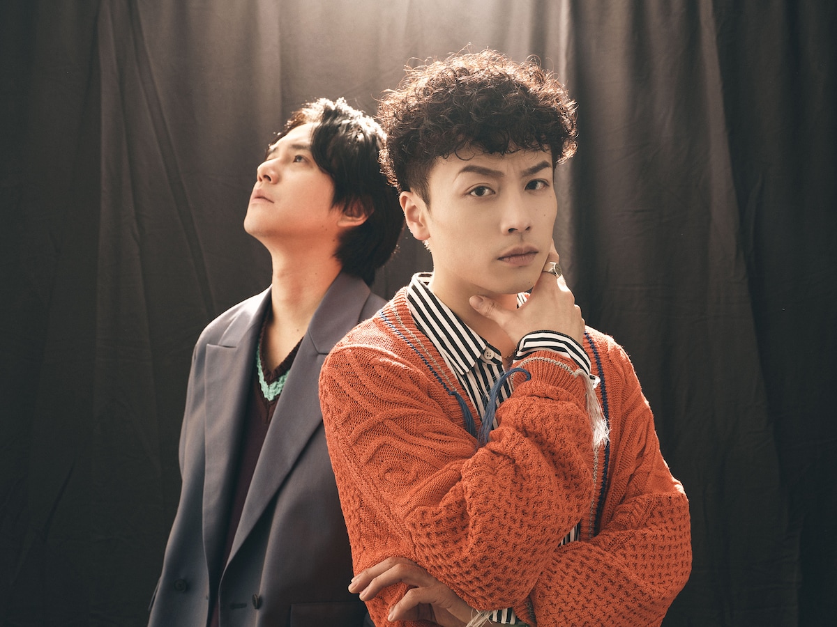 左から平野良、鈴木勝吾。