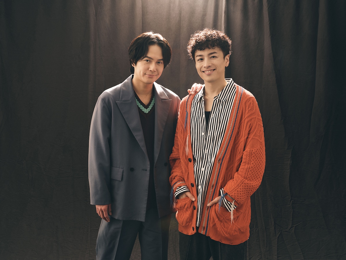 左から平野良、鈴木勝吾。