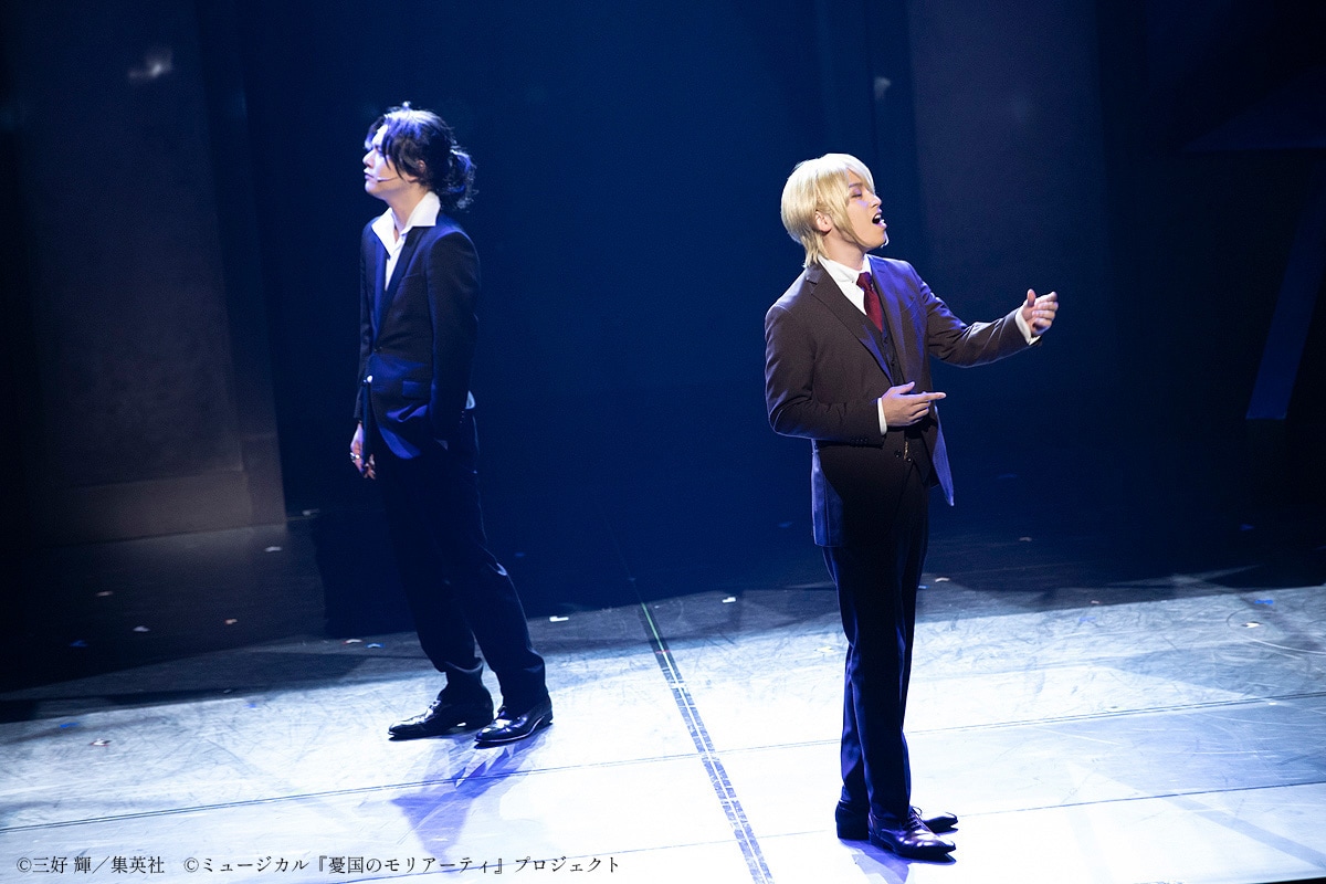 「ミュージカル『憂国のモリアーティ』Op.2 -大英帝国の醜聞-」より、左から平野良演じるシャーロック・ホームズ、鈴木勝吾演じるウィリアム・ジェームズ・モリアーティ。©三好 輝/集英社 ©ミュージカル『憂国のモリアーティ』プロジェクト