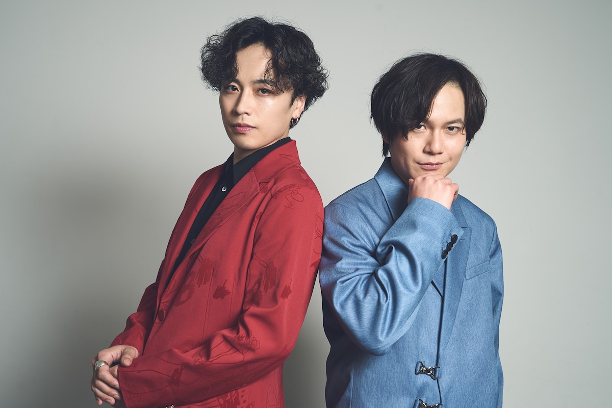 左から鈴木勝吾、平野良。