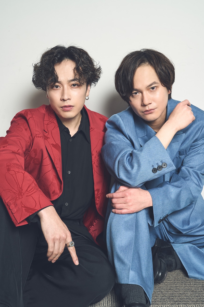 左から鈴木勝吾、平野良。