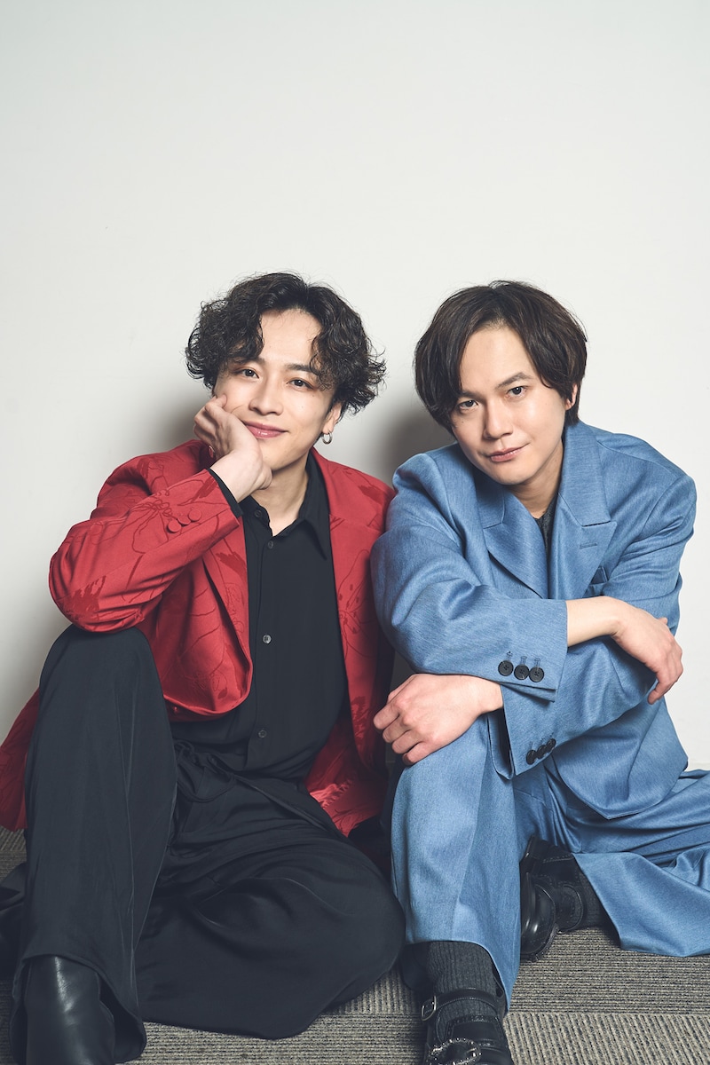 左から鈴木勝吾、平野良。