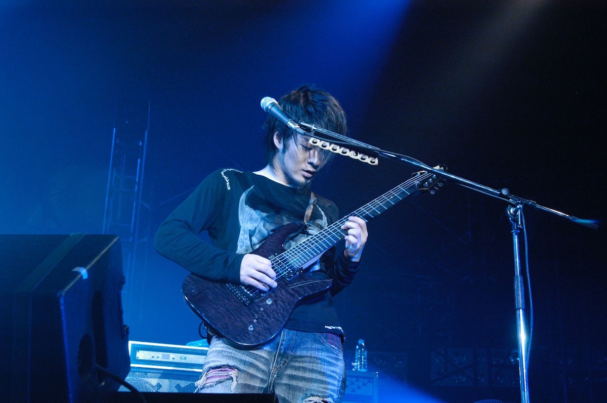 2000年代中期のライブよりミヤ(G)。
