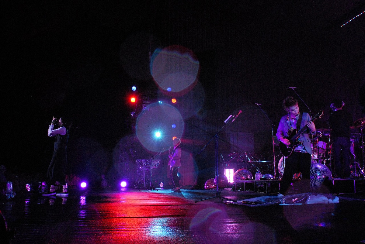 「MUCC Tour 2010 "Chemical Parade"」日比谷公園大音楽堂(日比谷野音)公演の様子。(撮影:畔柳ユキ)