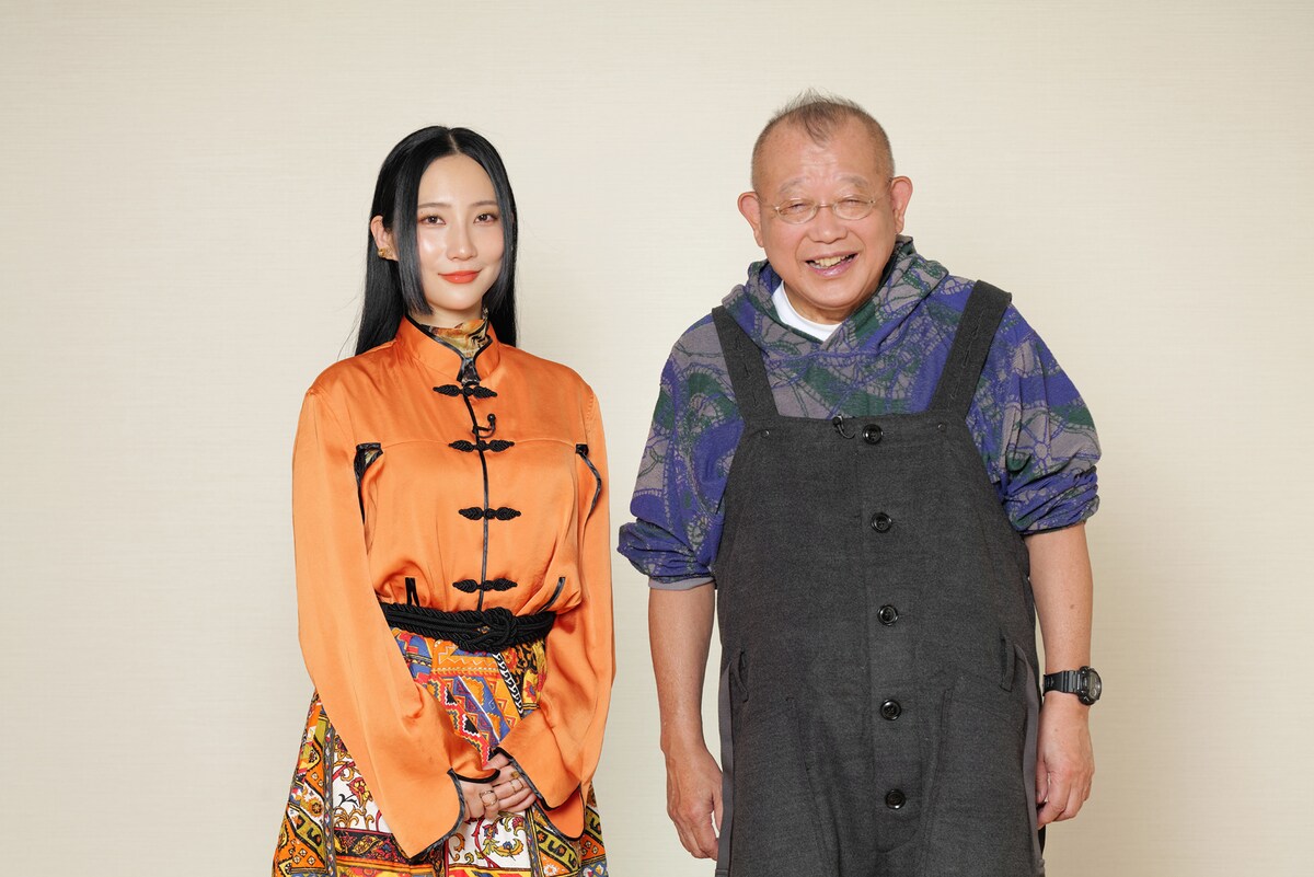 左からファーストサマーウイカ、笑福亭鶴瓶。