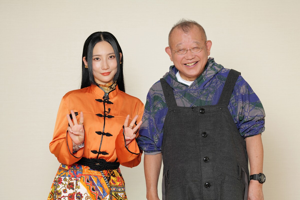 左からファーストサマーウイカ、笑福亭鶴瓶。