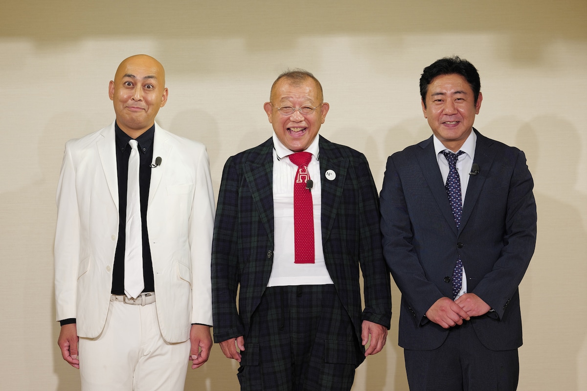 笑福亭鶴瓶（中央）と錦鯉。